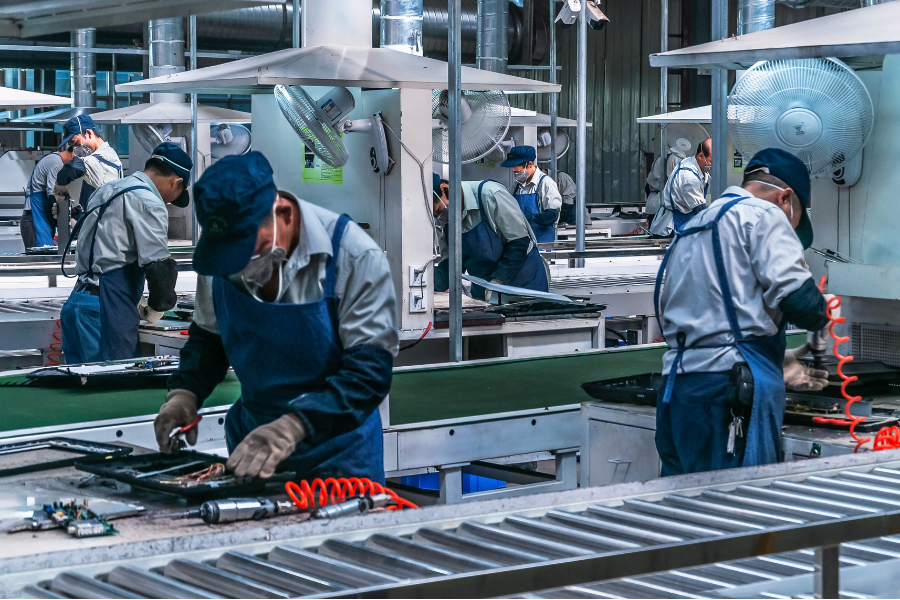 日本の工場で真剣に作業に取り組む外国人労働者たち